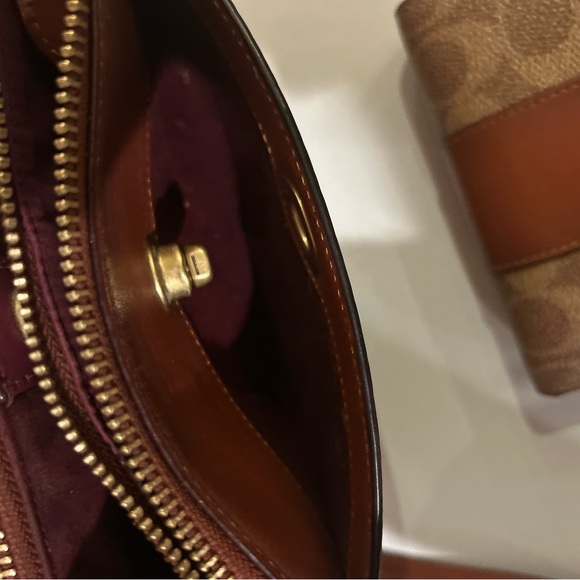 Coach Slim Turnlock Crossbag & matching wallet. - Picture 5 of 10